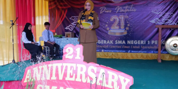 Staf Ahli Gubernur Bidang Kemasyarakatan dan SDM, Hj Husnul Khatimah saat menyampaikan sambutan tertulis Gubernur Kalsel pada puncak peringatan HUT ke-21SMAN 1 Pengaron 