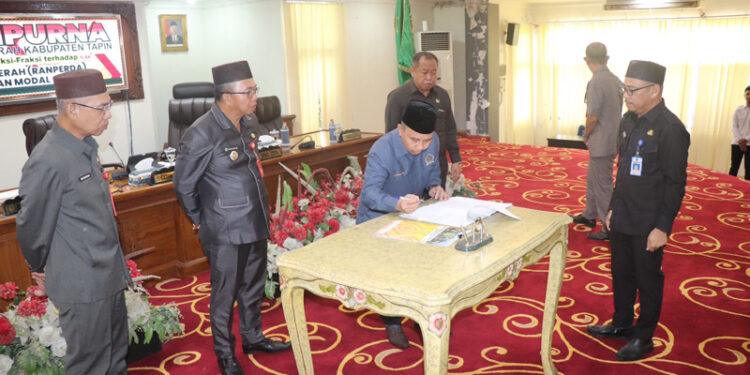 NOTA KESEPAKATAN-PJ Bupati Tapin M Syarifuddin MPd bersama Ketua DPRD Tapin H Yamani SAK MM, Wakil ketua 1 DPRD Tapin H Midfay Syahbani saat penandatanganan nota kesepakatan Ranperda penyelenggaraan penyertaan modal yang disaksikan Sekda Tapin Dr H Sufiansyah MAP dan seluruh tamu undangan. 