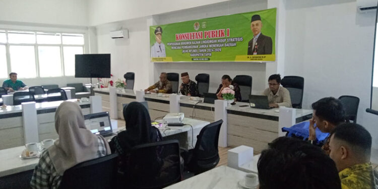 SEKDA Tapin H Sufiansyah saat membuka forum konsultasi publik 1 penyusunan dokumen KLHS RPJMD Kabupaten Tapin tahun 2025-2029, Kamis (2/5).
