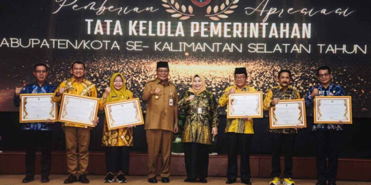 Gubernur Kalimantan Selatan, H Sahbirin Noor bersama isteri, Hj Raudatul Jannah, SKM, MKes atau Acil Odah berfoto bersama bupati dan walikota di Kalsel yang menerima penghargaan pelayanan publik terbaik