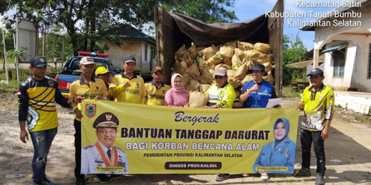 Kabid Penanganan Bencana pada Dinas Sosial Provinsi Kalimantan Selatan, H Achmadi, SSos ketika menyerahkan secara simbolis bantuan Paman Birin dan Acih Odah untuk korban bencana alam banjir di Kabupaten Tanbu dan diterima Kepala Dinas Sosial Tanbu, Liana Hamita, di Batulicin.