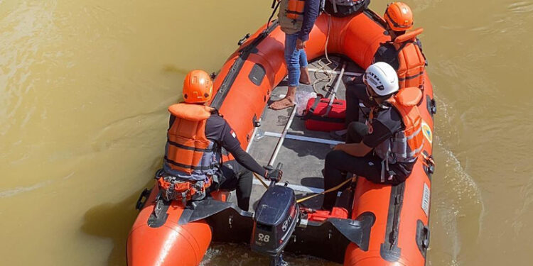 Tim Reaksi Cepat BPBD Provinsi Kalimantan Selatan ketika memantau kondisi banjir di Kabupaten Tanbu.