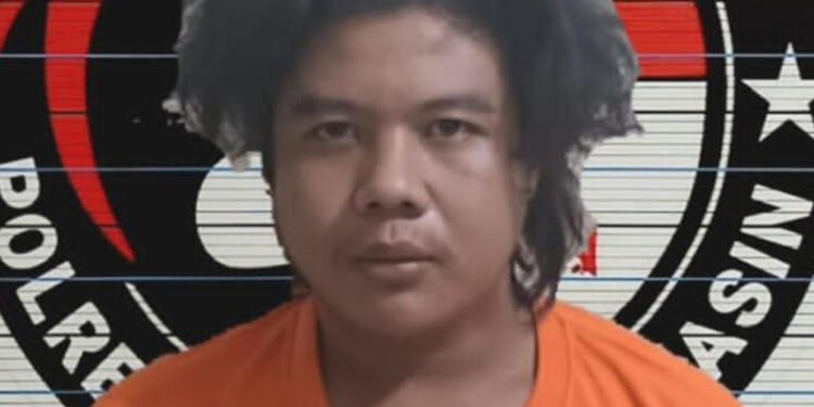 Tersangka bersama barang bukti berupa sabu-sabu yang berhasil diamankan.