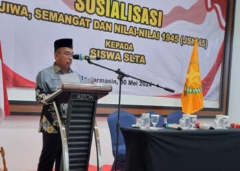 Staf Ahli Gubernur Bidang Ekonomi dan Pembangunan, Agus Dyan Nur saat menyampaikan sambutan tertulis Gubernur Kalsel pada acara Pewarisan dan Sosialisasi Jiwa, Semangat dan Nilai-nilai 1945 (JSN’45).