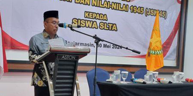 Staf Ahli Gubernur Bidang Ekonomi dan Pembangunan, Agus Dyan Nur saat menyampaikan sambutan tertulis Gubernur Kalsel pada acara Pewarisan dan Sosialisasi Jiwa, Semangat dan Nilai-nilai 1945 (JSN’45).
