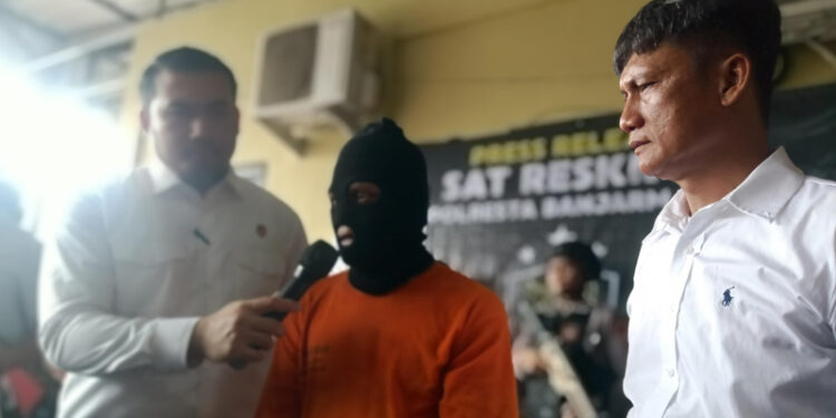 Kasat Reskrim Polresta Banjarmasin AKP Eru Alsepa didampingi Kasi Ipda Sunarmo, Kanit Jatanras AKP Afrus, KBO Iptu Wisnu Prasetya dan Kanit PPA Ipda Fujo Dewanto perlihatkan ayah handung cabuli anaknya.