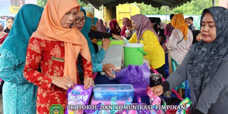 Ketua DWP Hj Mashuriyah saat kegiatan pasar murah yang digelar dinas perdagangan kabupaten Tapin menyambut hari raya idul Adha 1445 H