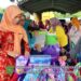 Ketua DWP Hj Mashuriyah saat kegiatan pasar murah yang digelar dinas perdagangan kabupaten Tapin menyambut hari raya idul Adha 1445 H