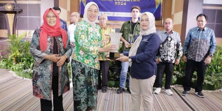 Kepala Dinas Lingkungan Hidup Provinsi Kalimantan Selatan, Hanifah Dwi Nirwana saat menyerahkan penghargaan kepada pihak Chanee Kalaweit dan sejumlah mitra SBI, antara lain PT Pertamina, PT Astra dan PT Pama Persada Nusantara