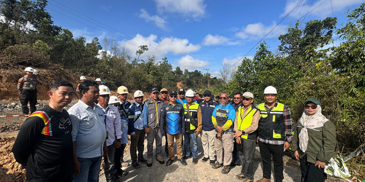 PJ Bupati Tapin M Syarifuddin beserta rombongan saat memantau aset milik pemerintah di Kecamatan Lokpaikat sekaligus meninjau ruas jalan Desa Bitahan Baru yang sempat longsor, Sabtu (8/6).