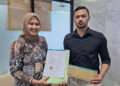 KETUA Pelaksana Kejuaraan Rugby Kalsel Firman Firdaus saat menerima bantuan dari perwakilan Bank Kalsel, Kamis (13/6) siang.