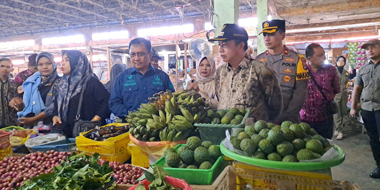 PJ Bupati Tapin M Syarifuddin bersama forkopimda dan instansi terkait lainnya saat meninjau ketersediaan barang dan harga sembako di Pasar Kraton Rantau.