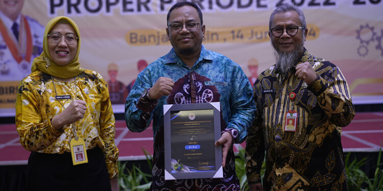 KEPALA DLH Tapin H Nordin berfoto bersama Kepala DLH Kalsel Hanifah Dwi Nirwana dan General Manager PT BRE Feri Januar Feizal.