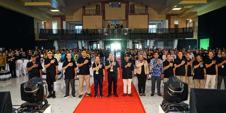 PJ Bupati Tapin M Syarifuddin MPd berfoto bersama Sekda H Sufiansyah, Ketua DPRD Tapin H Yamani, Forkopimda Tapin, dan tamu undangan serta instansi terkait lainnya saat peluncuran Maskot dan Jingle Pilkada 2024 di Pendopo Galuh Bastari, Kamis (20/6).