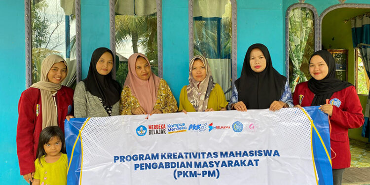 TIM PKM-PM berfoto bersama dengan kader kesehatan dan ibu hamil.