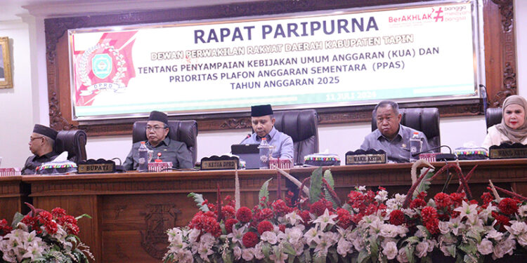 KETUA DPRD Tapin H Yamani SAK MM saat memimpin rapat paripurna, Kamis (11/7).