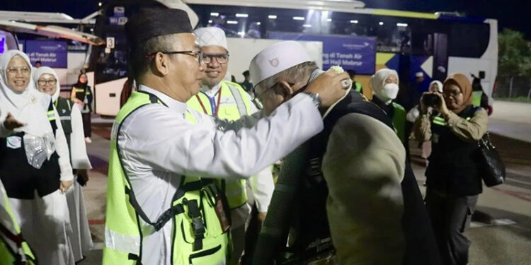 PJ Bupati Tapin M Syarifuddin saat menyambut kedatangan jamaah haji kloter 15 di Debarkasi Banjarmasin, Sabtu (13/7) malam.