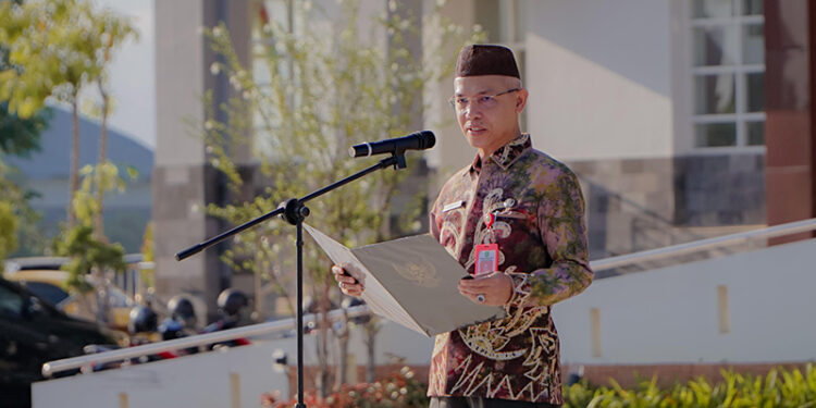 SEKDA Tapin H Sufiansyah saat menjadi pembina apel peringatan Harjad Kalsel di halaman kantor Setda Tapin, Rabu (14/8).