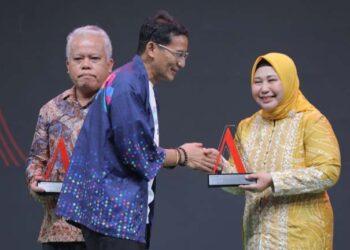 KETUA Tim Penggerak PKK Provinsi Kalimantan Selatan, Hj Raudatul Jannah atau Acil Odah ketika menerima anugerah IDeaward 2024 sebagai tokoh Perempuan Kreatif dan Berpengaruh di Kalimantan Selatan, di Jakarta, diserahkan Menteri Pariwisata dan Ekonomi Kreatif, Sandiaga Salahuddin Uno