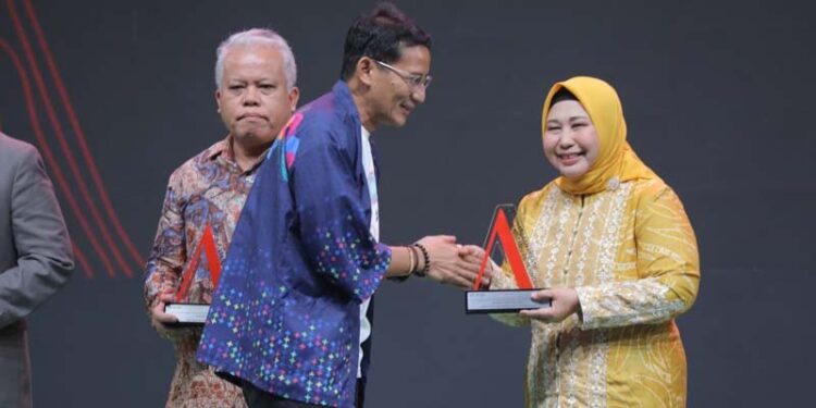 KETUA Tim Penggerak PKK Provinsi Kalimantan Selatan, Hj Raudatul Jannah atau Acil Odah ketika menerima anugerah IDeaward 2024 sebagai tokoh Perempuan Kreatif dan Berpengaruh di Kalimantan Selatan, di Jakarta, diserahkan Menteri Pariwisata dan Ekonomi Kreatif, Sandiaga Salahuddin Uno
