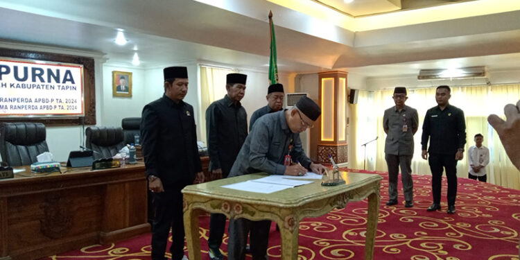 SUASANA penandatanganan persetujuan bersama Ranperda APBD-P TA 2024, Senin (30/9).