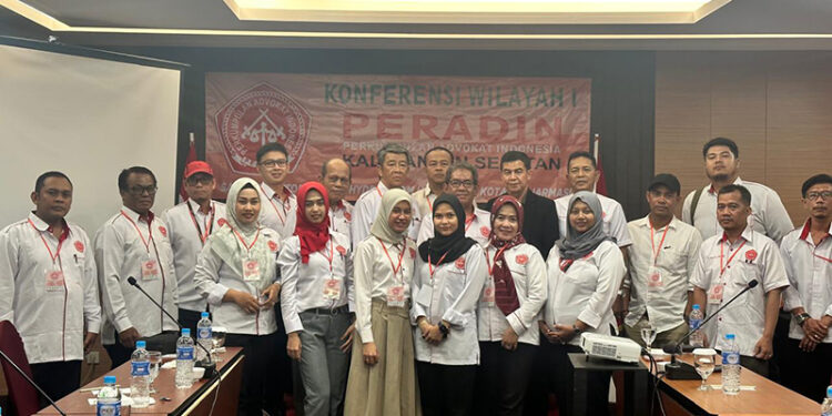 FOTO BERSAMA - Anggota Peradin Kalsel berfoto bersama usai sukses menggelar Konferwil I yang dilaksanakan di Ruang Hydra Hotel Nasa Banjarmasin, Sabtu (12/10). Pada Konferwil tersebut, Akhmad Rohidi kembali terpilih memimpin Peradin Kalsel periode 2024-2029.