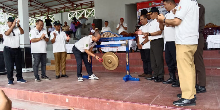 PJ Bupati Tapin M Syarifuddin MPd memukul gong tanda di bukanya Forkab Kabupaten Tapin ke-1, Selasa (15/10).