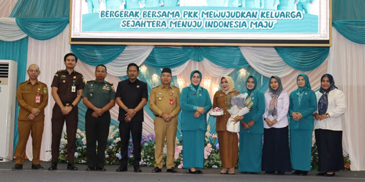 PJ Bupati Tapin M Syarifuddin berfoto bersama pada puncak peringatan HKG PKK di Kabupaten Tapin, Senin (14/10).