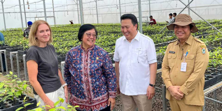 MENTERI LHK Siti Nurbaya didampingi Duta Besar Norwegia untuk Indonesia dan Timor Leste Mrs Rut Kruger Giverin, Presiden Direktur PT Adaro Energy Indonesia Tbk Garibaldi Thohir dan Sekdaprov Kalimantan Selatan Roy Rizali Anwar meninjau Persemaian Liang Anggang di Banjarbaru, Senin (14/10).