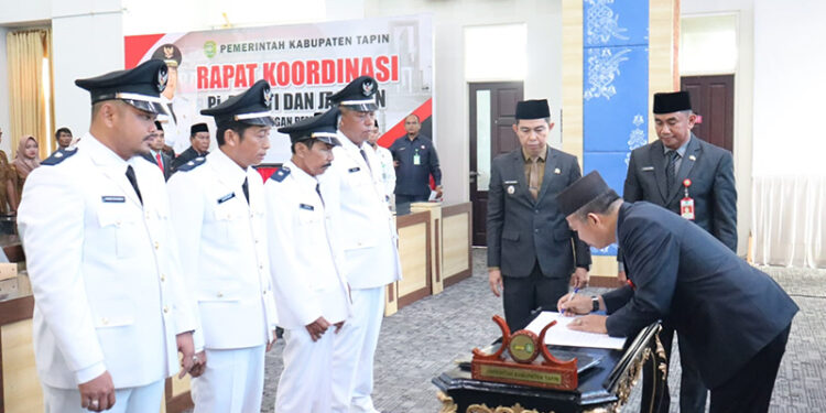 PJ Bupati Tapin M Syarifuddin MPd saat melantik empat PAW kepala desa di Aula Tamasa, Selasa (15/10).