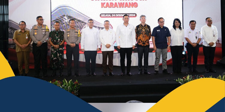 MENKO AHY berfoto bersama WAMEN ATR/Waka BPN Ossy Dermawan dan sejumlah menteri serta wamen lainnya saat Peresmian Pengoperasian Stasiun Whoosh Karawang.