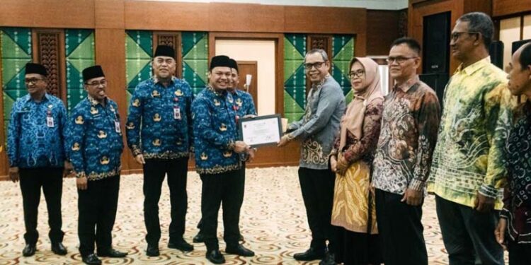SEKDAPROV Kalimantan Selatan, Roy Rizali Anwar atas nama Gubernur Kalsel menyerahkan penghargaan kepada ASN anggota Korpri di lingkungan Pemprov Kalsel yang purna tugas.