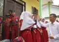 PRESDIR PT Adaro Indonesia Priyadi saat mengunjungi salah satu sekolah dasar dengan membawa Program Satu Seragam Sejuta Harapan beberapa waktu lalu.
