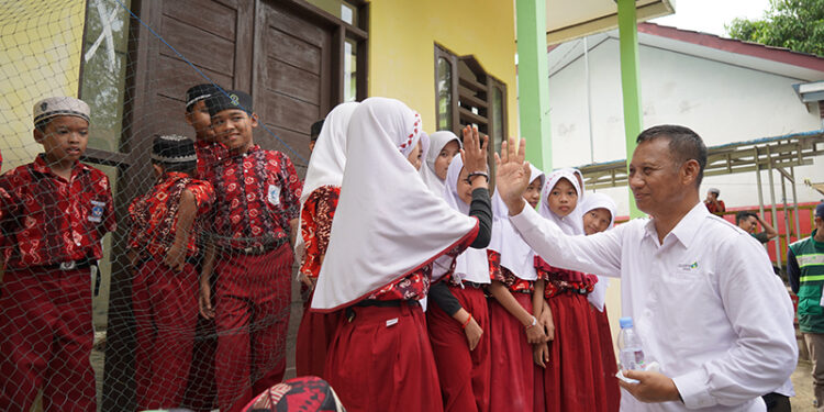 PRESDIR PT Adaro Indonesia Priyadi saat mengunjungi salah satu sekolah dasar dengan membawa Program Satu Seragam Sejuta Harapan beberapa waktu lalu.