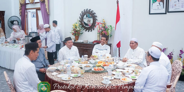 PJ Bupati Tapin M Syarifuddin saat ramah tamah bersama Ustadz Abdul Somad beserta ulama dan pejabat di Kabupaten Tapin.