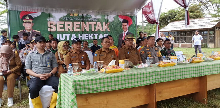 KAPOLRES Tapin AKBP Jimmy Kurniawan bersama forkopimda saat menghadiri zoom meeting bersama Kementan RI pada program Asta Cita penanaman jagung serentak di Indonesia.