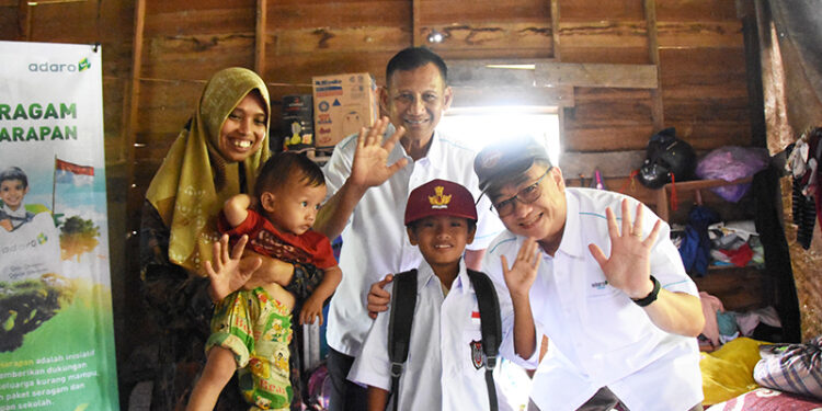 Direktur HR & GA PT Adaro Indonesia Djohan Nurjadi bersama Presdir PT Adaro Indonesia Priyadi berfoto bersama salah satu anak penerima manfaat bernama Sayyid bersama orangtua dan adiknya.