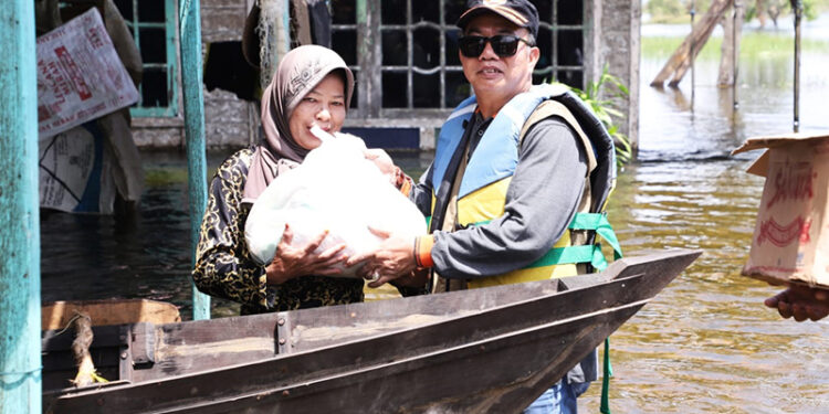 PLH Sekdaprov Kalsel HM Syarifuddin saat menyerahkan bantuan tanggap darurat untuk korban bencana alam Banjir di Kecamatan Kurau, Kabupaten Tala.