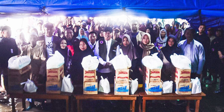 GUBERNUR Kalsel H Muhidin berfoto bersama warga di Kecamatan Martapura Barat di sela penyerahan bantuan tanggap darurat pada ratusan KK korban terdampak banjir.