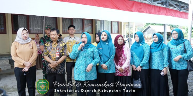 Ketua TP PKK Hj Faridah Yamani saat membuka pasar murah ramadhan di kecamatan Tapin Selatan kerjasama dinas perdagangan provinsi Kalsel dan Disdag Tapin.