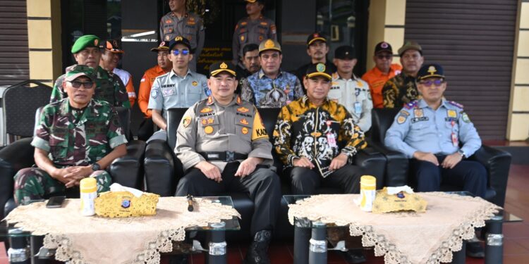 Bupati Tapin yang diwakili Asisten Pemerintahan dan Kesra H Zainal Abidin bersama Forkopimda Tapin saat menghadiri apel gelar pasukan operasi keselamatan intan 2025.