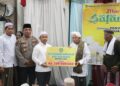 Bupati Tapin H Yamani saat menyerahkan bantuan untuk Masjid Baitul Kiram desa Pariok Kecamatan CLU pada kegiatan safari Ramadhan hari ke 19 Ramadhan.