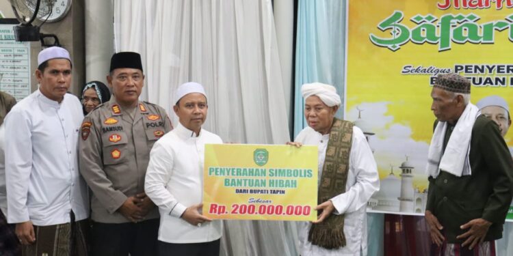 Bupati Tapin H Yamani saat menyerahkan bantuan untuk Masjid Baitul Kiram desa Pariok Kecamatan CLU pada kegiatan safari Ramadhan hari ke 19 Ramadhan.
