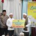 Bupati Tapin H Yamani saat menyerahkan bantuan untuk Masjid Baitul Kiram desa Pariok Kecamatan CLU pada kegiatan safari Ramadhan hari ke 19 Ramadhan.