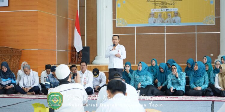 Bupati Tapin H Yamani saat memberikan sambutan pada kegiatan sunatan massal ramadhan yang di adakan Dinas kesehatan kabupaten Tapin.