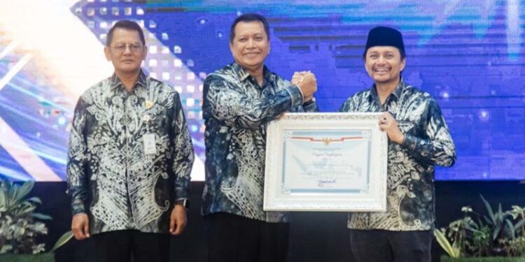 Wakil Gubernur (Wagub) Kalimantan Selatan, Hasnuryadi Sulaiman saat menerima penghargaan yang diserahkan langsung Wakil Menteri Pendayagunaan Aparatur Negara dan Reformasi Birokrasi, Komjen Pol (Purn) Purwadi Arianto