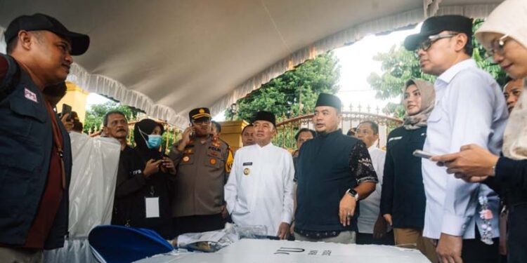 Gubernur Kalimantan Selatan, H Muhidin saat mendampingi Wakil Menteri Dalam Negeri (Wamendagri), Bima Arya Sugiarto melakukan pengecekan logistik pemungutan suara ulang (PSU) Pilkada Banjarbaru