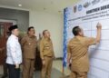 Penjabat (Pj) Sekdaprov Kalimantan Selatan, Muhammad Syarifuddin, MPd saat menyaksikan penandatanganan komitmen dan pakta integritas terkait pelaksanaan Sistem Penerimaan Murid Baru (SPMB) Tahun Ajaran 2025/2026