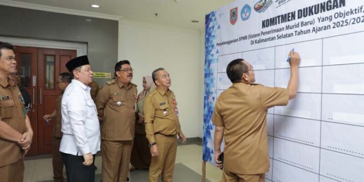Penjabat (Pj) Sekdaprov Kalimantan Selatan, Muhammad Syarifuddin, MPd saat menyaksikan penandatanganan komitmen dan pakta integritas terkait pelaksanaan Sistem Penerimaan Murid Baru (SPMB) Tahun Ajaran 2025/2026