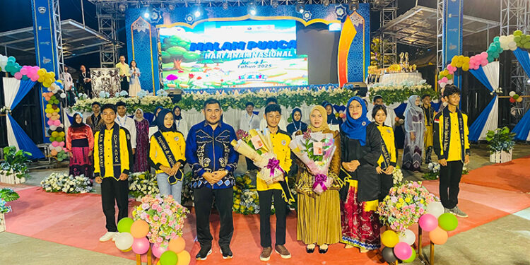 BUNDA Forum Anak Daerah Kabupaten Kotabaru Suci Anisa Rusli berfoto bersama usai menerima Plakat Suara Anak Daerah dari FAD Saijaan pada rangkaian Peringatan HAN 2025.